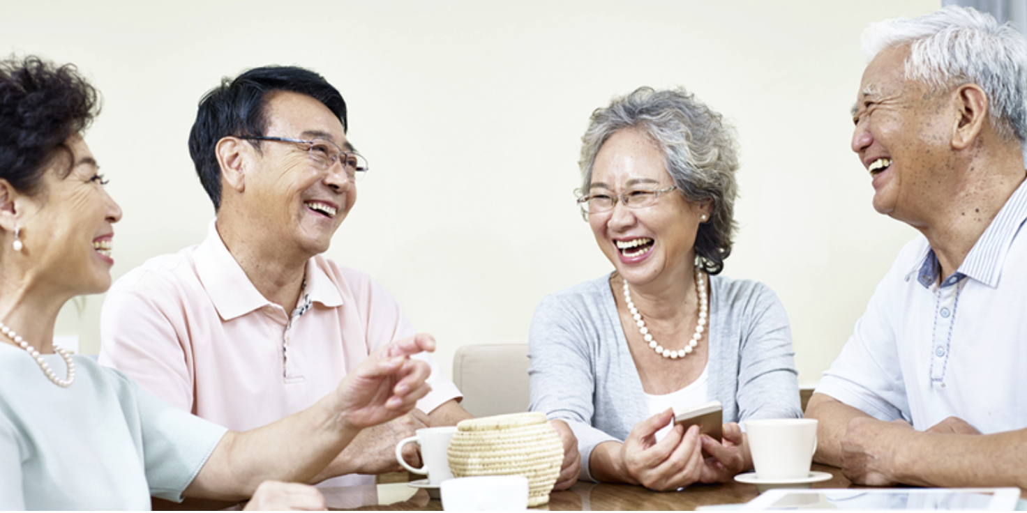 ケアハウスあっとホームの入居者さま同士が和やかに団欒する様子